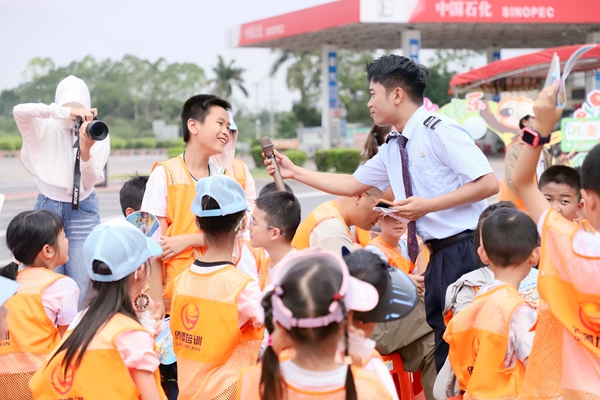 小朋友積極參與互動。周衛東攝