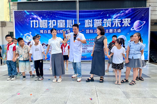 趣味科学表演现场。博白县委宣传部供图