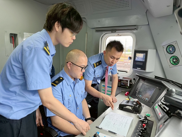 管理人員隨車添乘指導把控  江曉攝