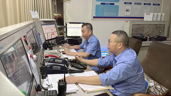 信號員對進出庫機車進行盯控。江曉攝