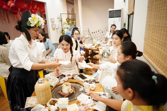 橫州市積極推動打造“首店+本土”模式下的青年消費新場景。吳可攝