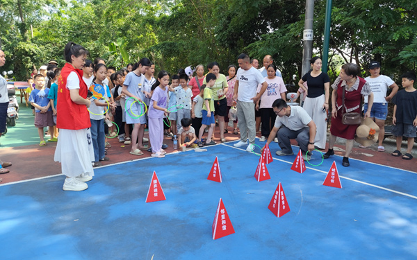 孩子們踴躍參與趣味游園活動。覃維娜攝