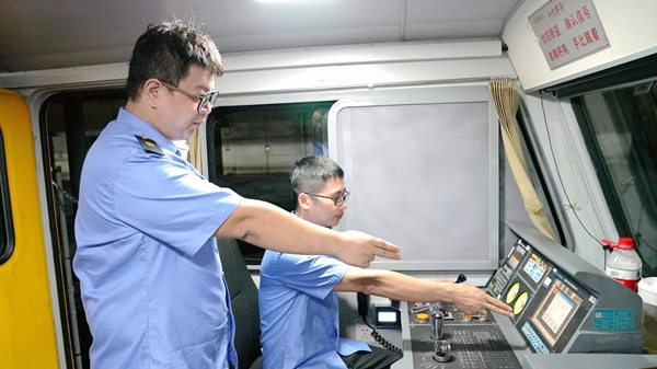 軌道作業車司機在核對監控數據。蔡星宏攝