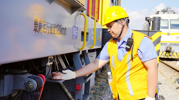 軌道作業車司機在現場試驗軌道作業車支腿。蔡星宏攝