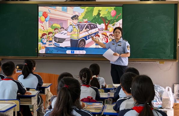 自治區交通運輸綜合行政執法局第二支隊第一大隊在壇洛中心小學開展交通運輸法治安全宣傳。