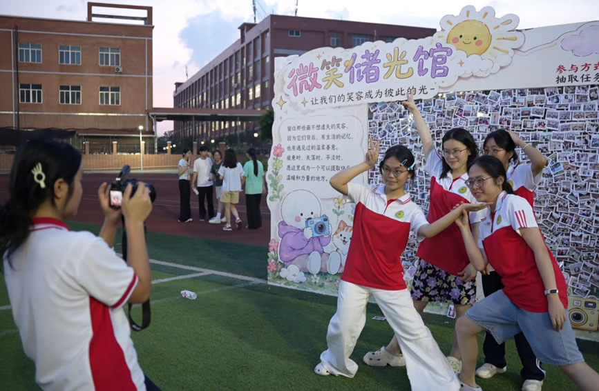 同学在“微笑储光馆”前合影
