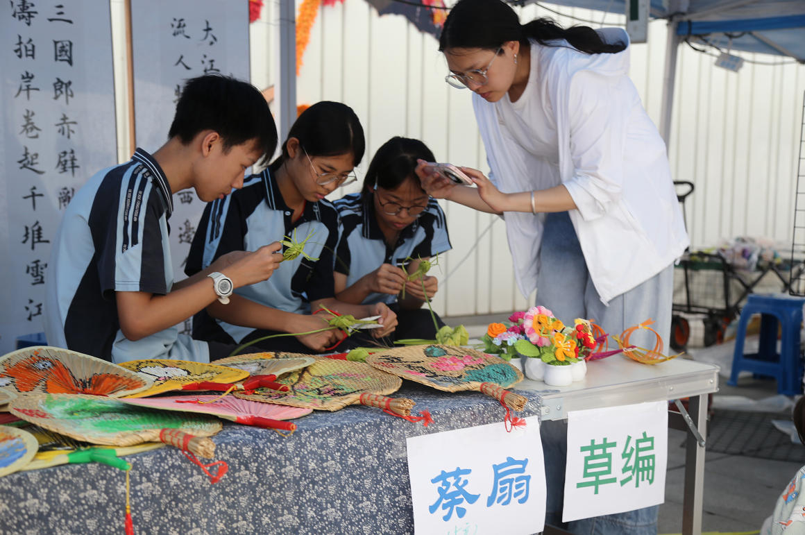 美育润童心共绘新时代(图1)