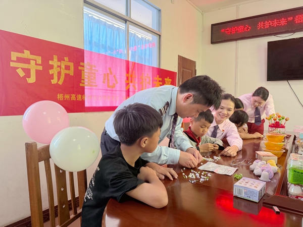 志愿者与儿童亲切互动。