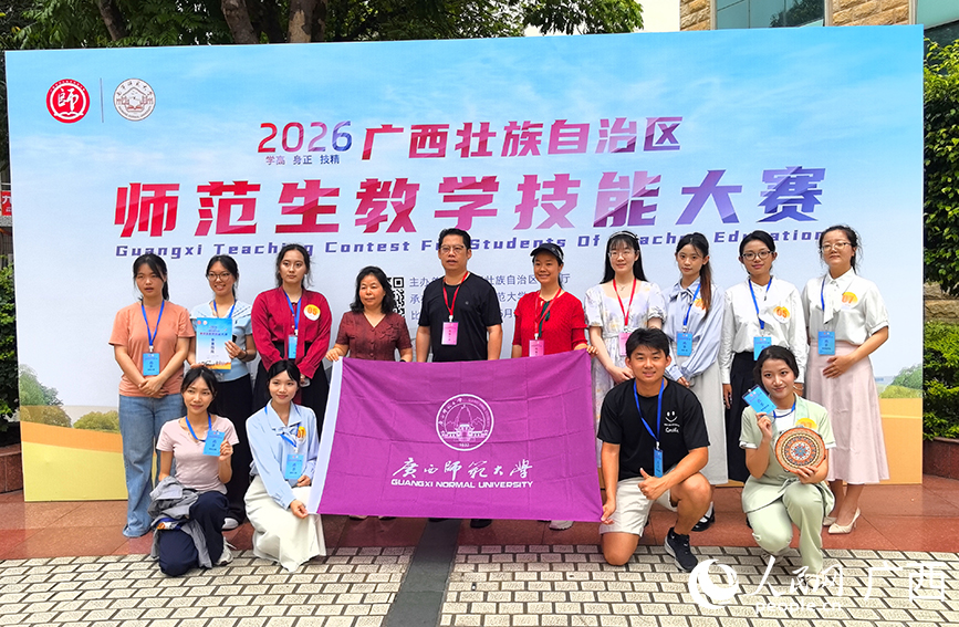 参赛选手跟带队老师在赛场外合影。人民网记者 付华周摄