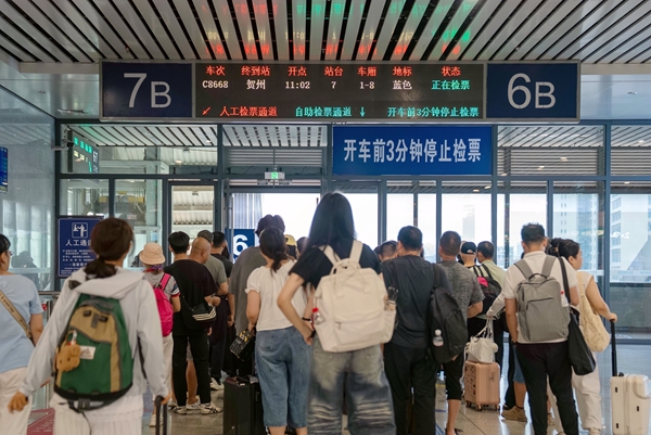 柳州车站旅客正在排队检票。赵波摄