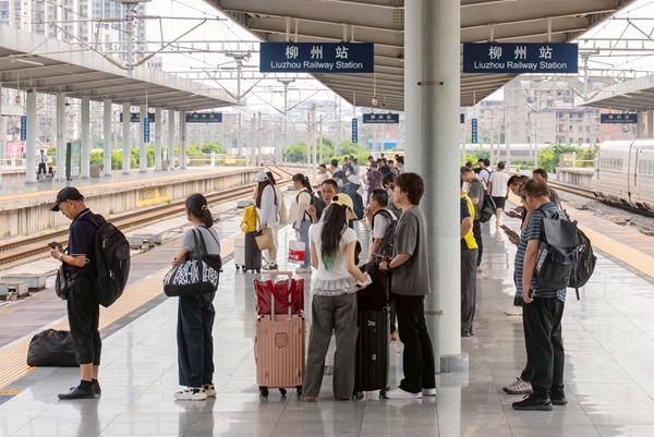 柳州车站旅客正在站台等待列车进站。赵波摄