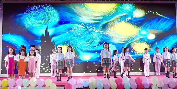 圖為西林縣八達鎮第一小學六一文藝匯演情景劇《AI時代未來的我們》。 熊英秀 攝.jpg