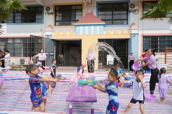 圖為西林縣金蘋果幼兒園舉辦夏日戲水嘉年華活動。王盛香攝