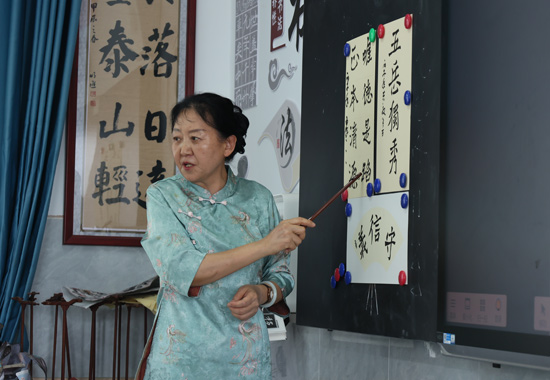 退休老师王凯英义务授课