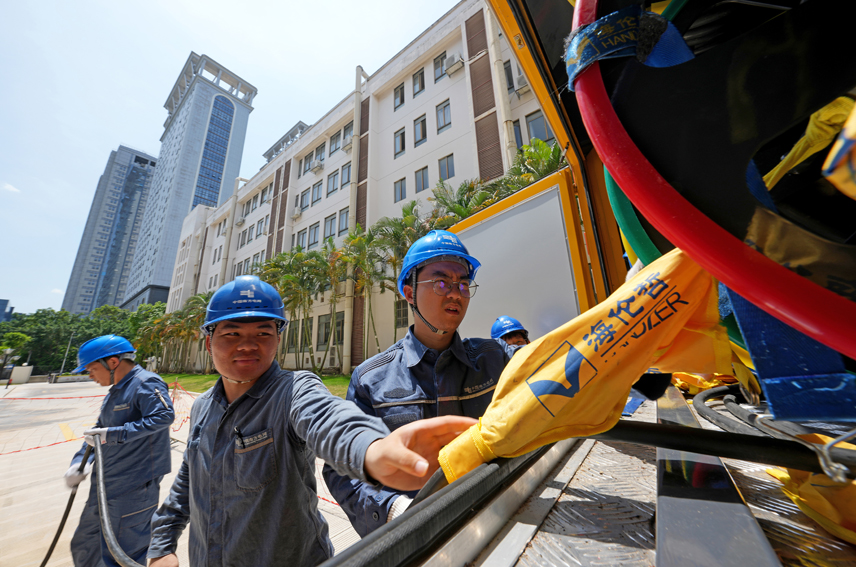 6月3日，南方电网广西南宁供电局城西供电分局高考保电服务队在高考考点进行电源接入应急演练。