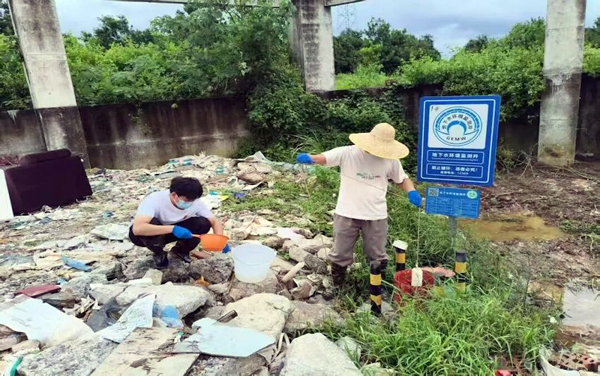 工作人员在上思县垃圾填埋场进行地下水采样。环投金溢公司供图