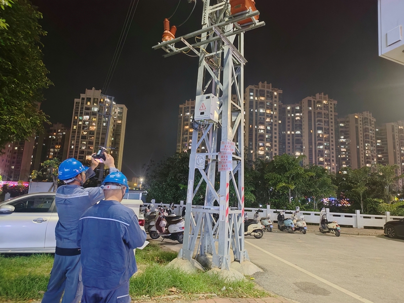 钦州灵山供电局灵城供电所在夜间用电高峰对10千伏七星小区线开展特巡及测温。温昌鹏摄