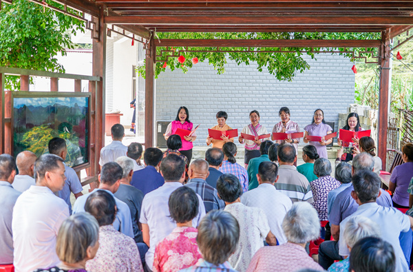 政协委员用朗朗上口的快板词宣传乡村移风易俗知识。黄 少将摄