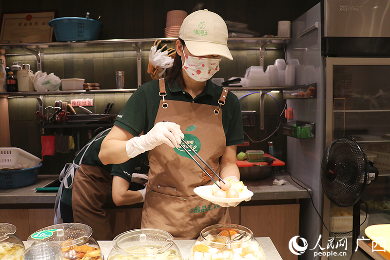 羅鳳嬌正在制作酸嘢。人民網 劉璐瑤攝