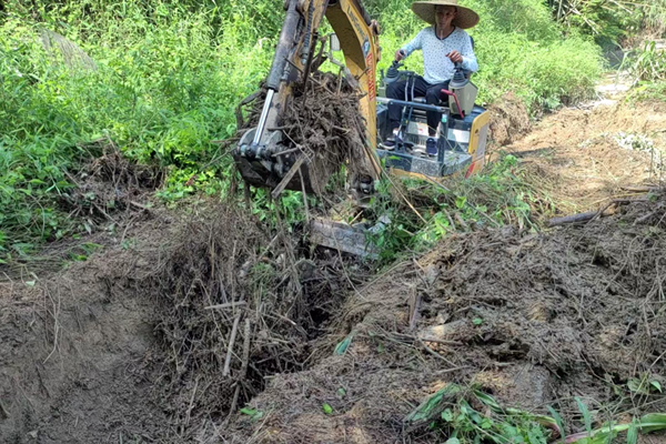 文漢村清理油麻沖水渠。