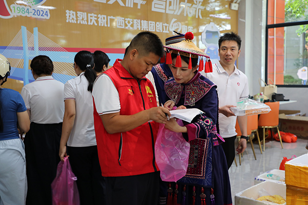 現場展銷團購對賬。河池市融媒體中心供圖