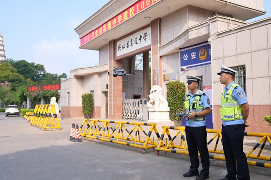 兴业交警运用无人机对考点周边道路开展空中巡查