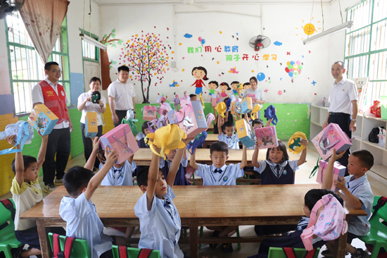 向幼儿园捐赠儿童读物。中国银行广西区分行供图