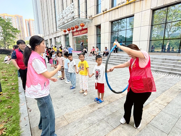 柳州城职院志愿者带领孩子们做体适能游戏。解璐瑶摄