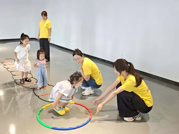 柳州城职院志愿者带领孩子们做体适能游戏。解璐瑶摄