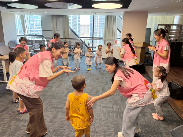 柳州城职院志愿者带领孩子们上音乐律动课。解璐瑶摄