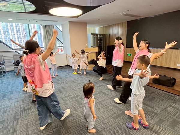 柳州城职院志愿者带领孩子们上音乐律动课。解璐瑶摄