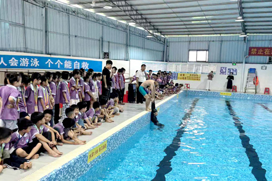 教练指导师生学习溺水施救等急救技能。博白县委宣传部供图