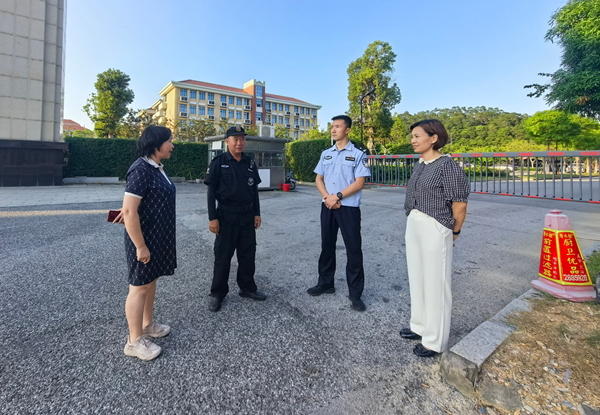 民警联合教育部门到考点排查安全隐患。