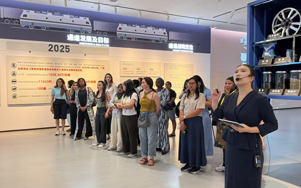 “一带一路”国家妇女能力建设研修班参观西部陆海新通道北部湾展厅。文馨摄