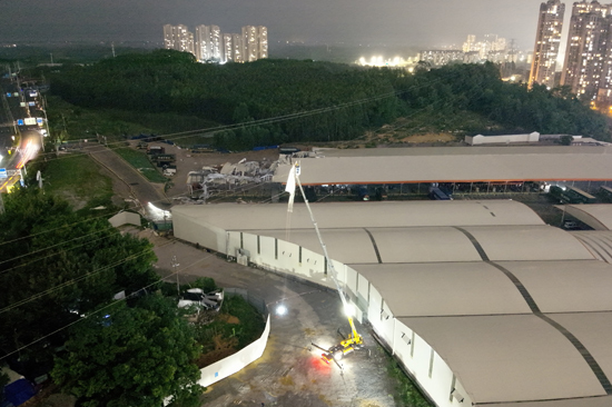 南方电网广西南宁供电局应急抢修人员借助高空作业车清理挂在线路上的铁皮。岳浩摄