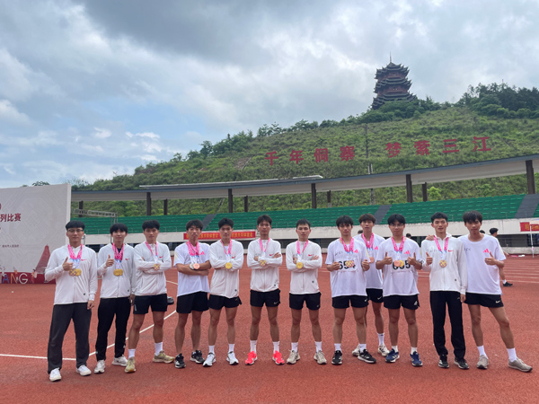 板鞋竞速男子组合影。河池学院供图