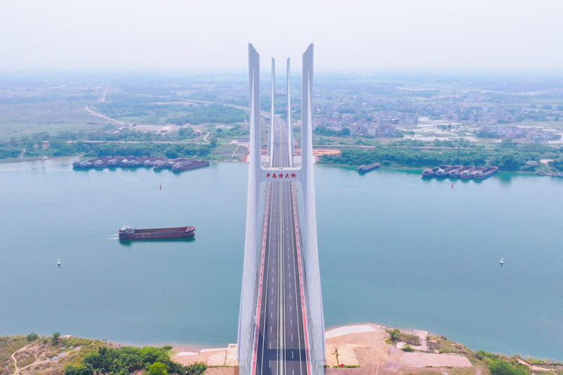 平南特大桥建成通车。中交一公局集团供图