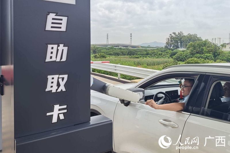 AI机械臂自助收发卡。人民网 庞惠文摄