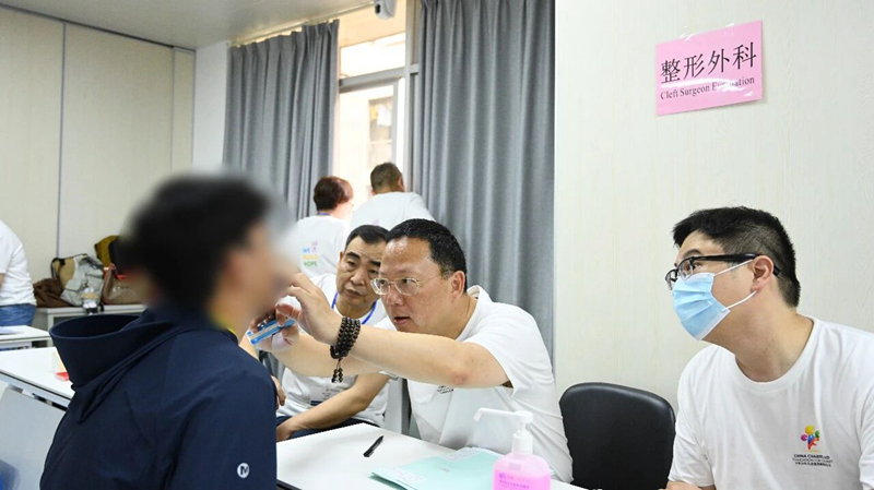 义诊现场。柳州市人民医院供图
