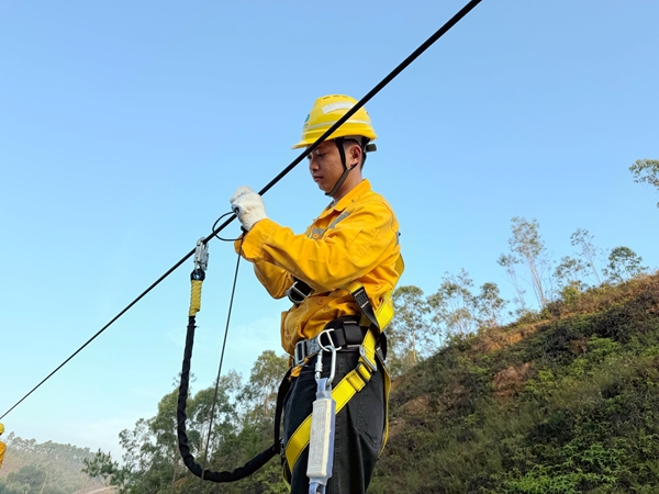南宁供电段技术骨干正在检修接触网设备。莫锋样摄