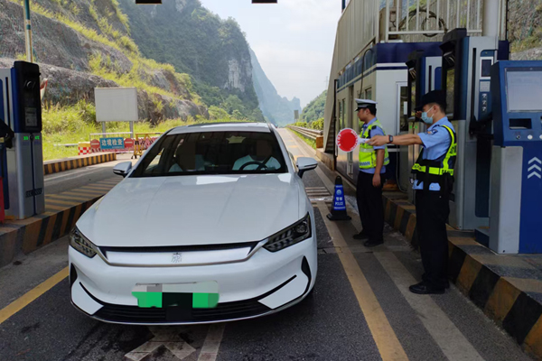 大新：边关旅途警相护