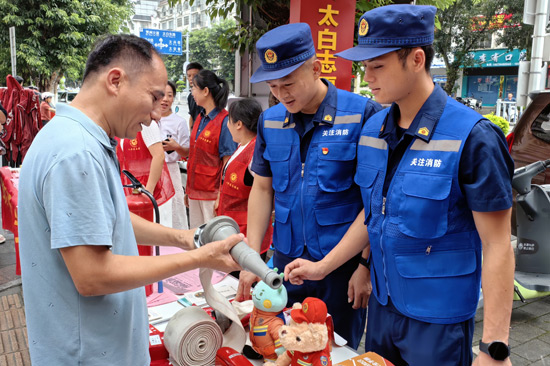 图为群众学习消防水带快速连接，何小翠摄