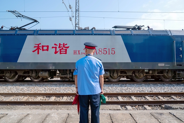 太阳村站助理值班员立岗接第一趟列车。赵波摄