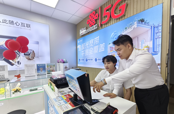 工作中，他深耕业务、勤学苦练，持续打磨服务技能，全力保障网格服务高效、稳定、优质。图为韦武庆日常工作照。中国联通广西分公司供图。