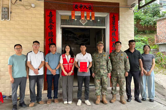 工作人员同新兵家属合影。汪甸瑶族乡人民武装部供图