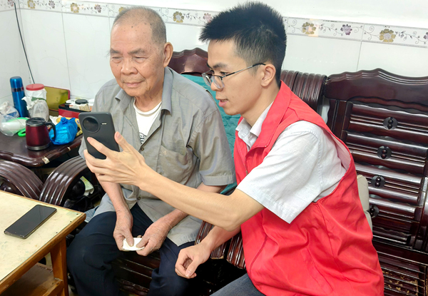 青年志愿者为87岁老人进行高龄补贴认证。邓皓译摄