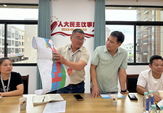 驻点代表在收集渔民意见和建议。龙艳芳摄
