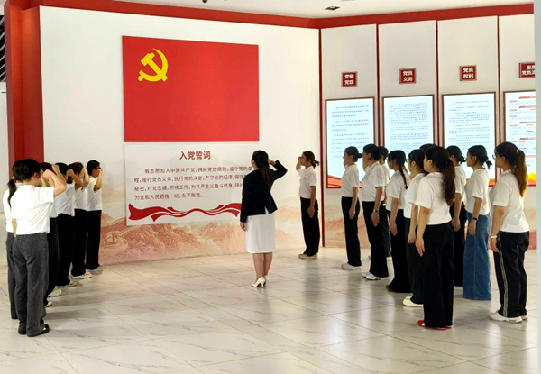 重温入党誓词。