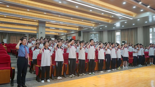 图为柳州供电段柳州电力车间青年志愿者罗欣婷带领学生对爱路护路宣言进行宣誓。(曾凡珺 摄).jpg
