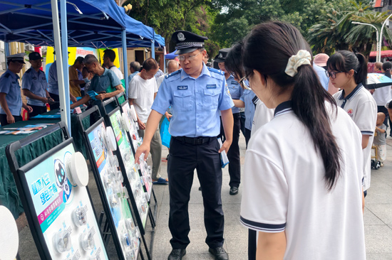 现场讲解员向学生讲解毒品危害。苏冬媛摄